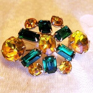 Vintage gold and green rhinestone Brooch prong set stone